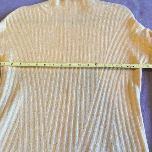 Pretty yellow sweater - Picture 4 of 6